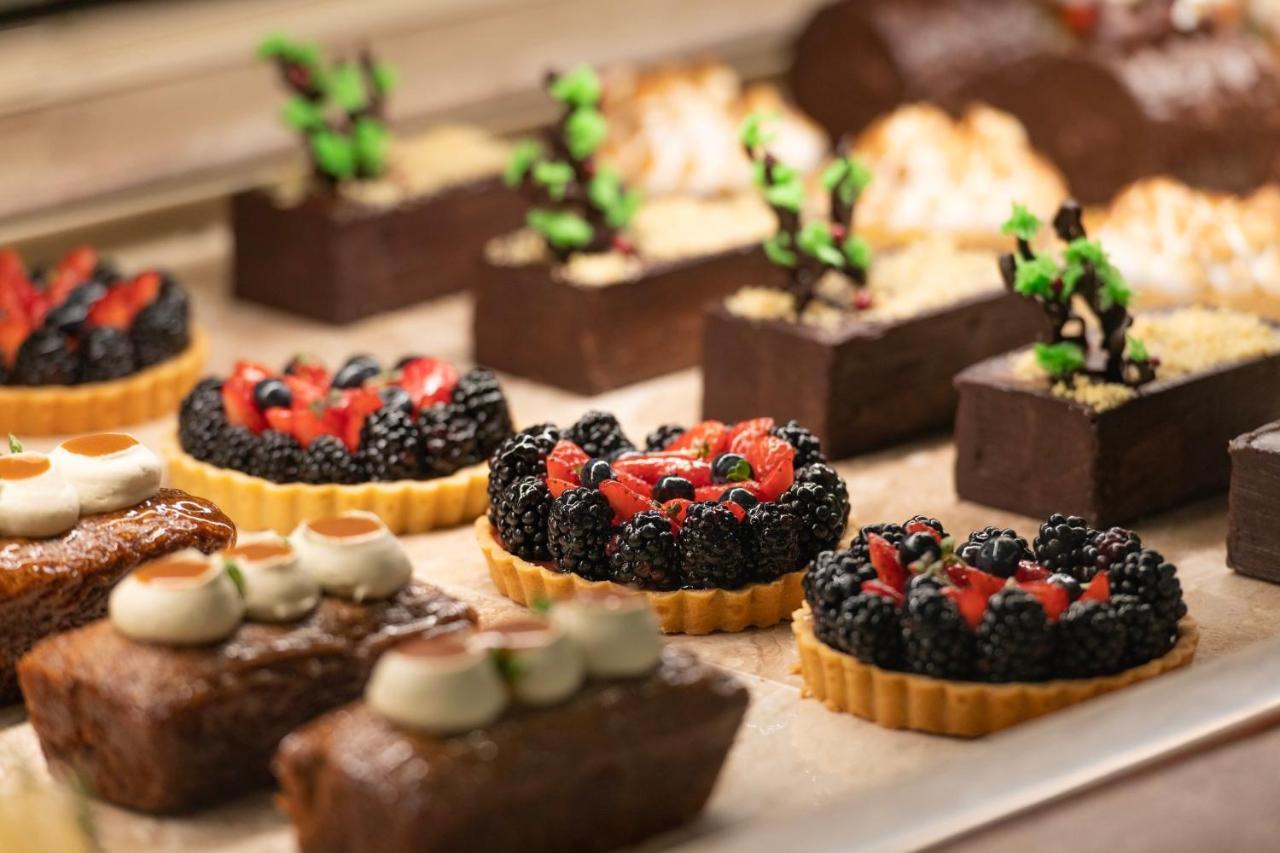 Abesq Doha Hotel And Residences, An Ihg Hotel Экстерьер фото A selection of petits fours