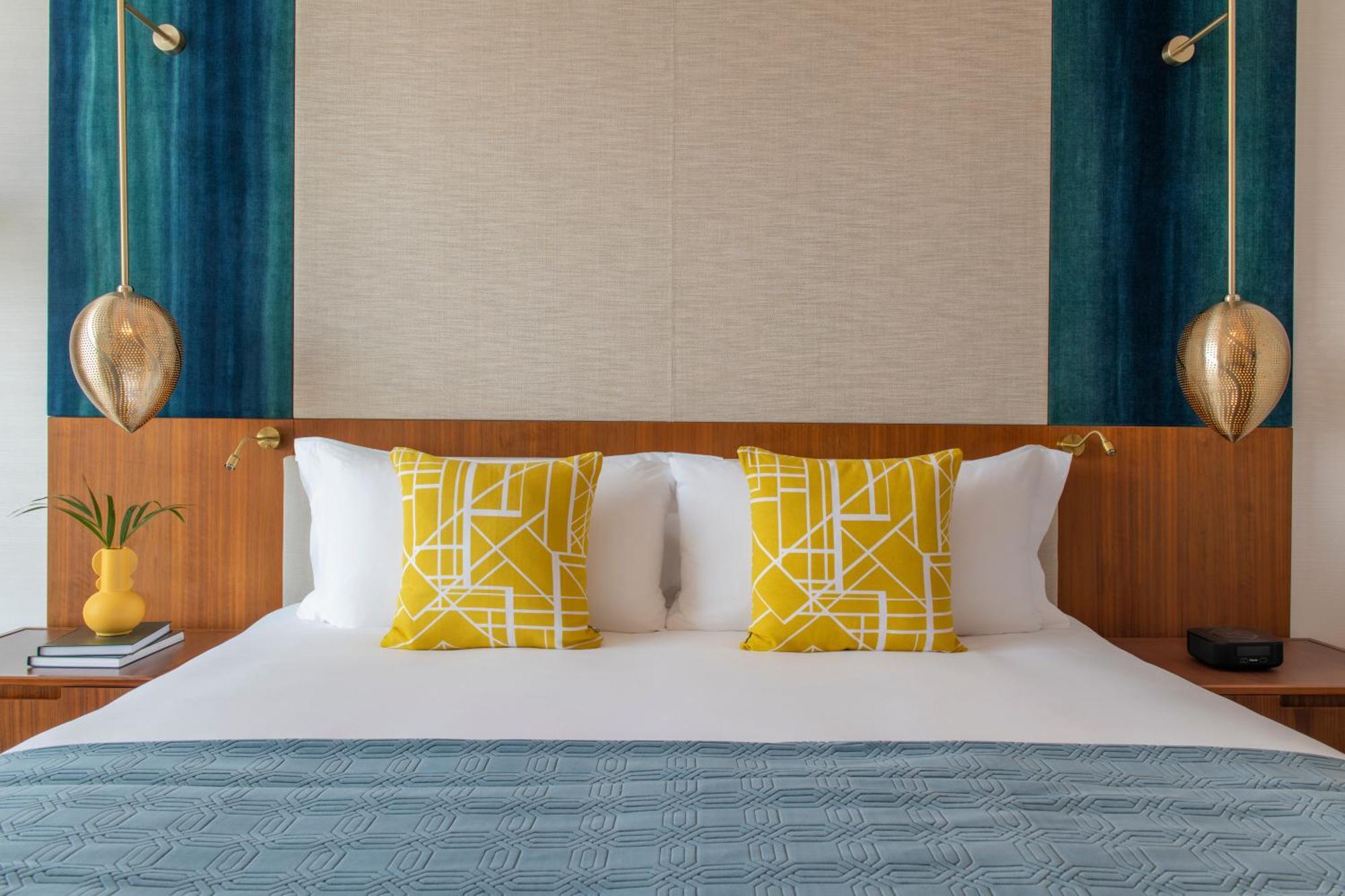 Abesq Doha Hotel And Residences, An Ihg Hotel Экстерьер фото A bed with cushions