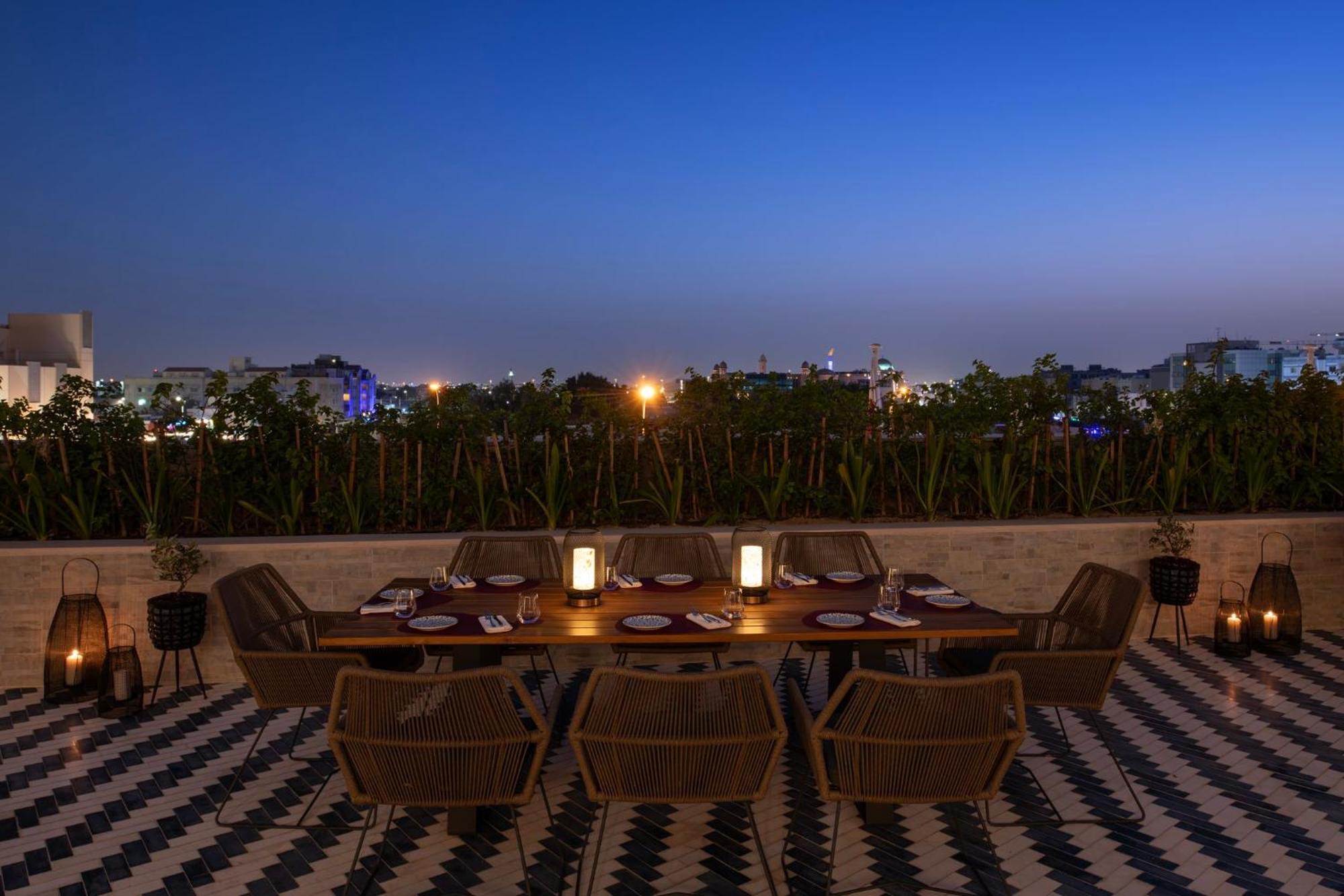 Abesq Doha Hotel And Residences, An Ihg Hotel Экстерьер фото Rooftop dining at the Taj Mahal Palace
